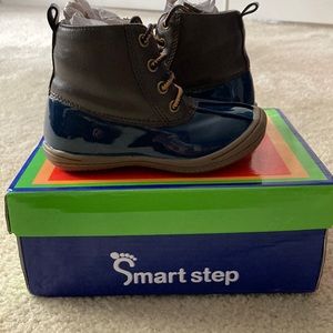 Smart Step duck boots. Navy size 6. New in box.